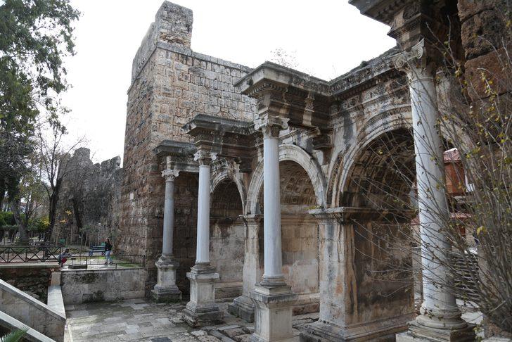 Kaleiçi surlarında 'macerasever' gezintisi! Sosyal medya ayağa kalktı G1