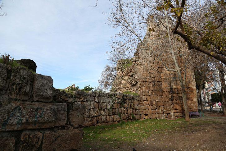 Kaleiçi surlarında 'macerasever' gezintisi! Sosyal medya ayağa kalktı G2