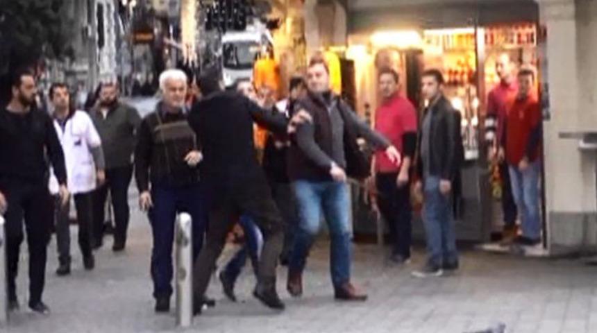 Taksim'de ortalık karıştı! Kavgayı gören turistler ne yapacağını şaşırdı