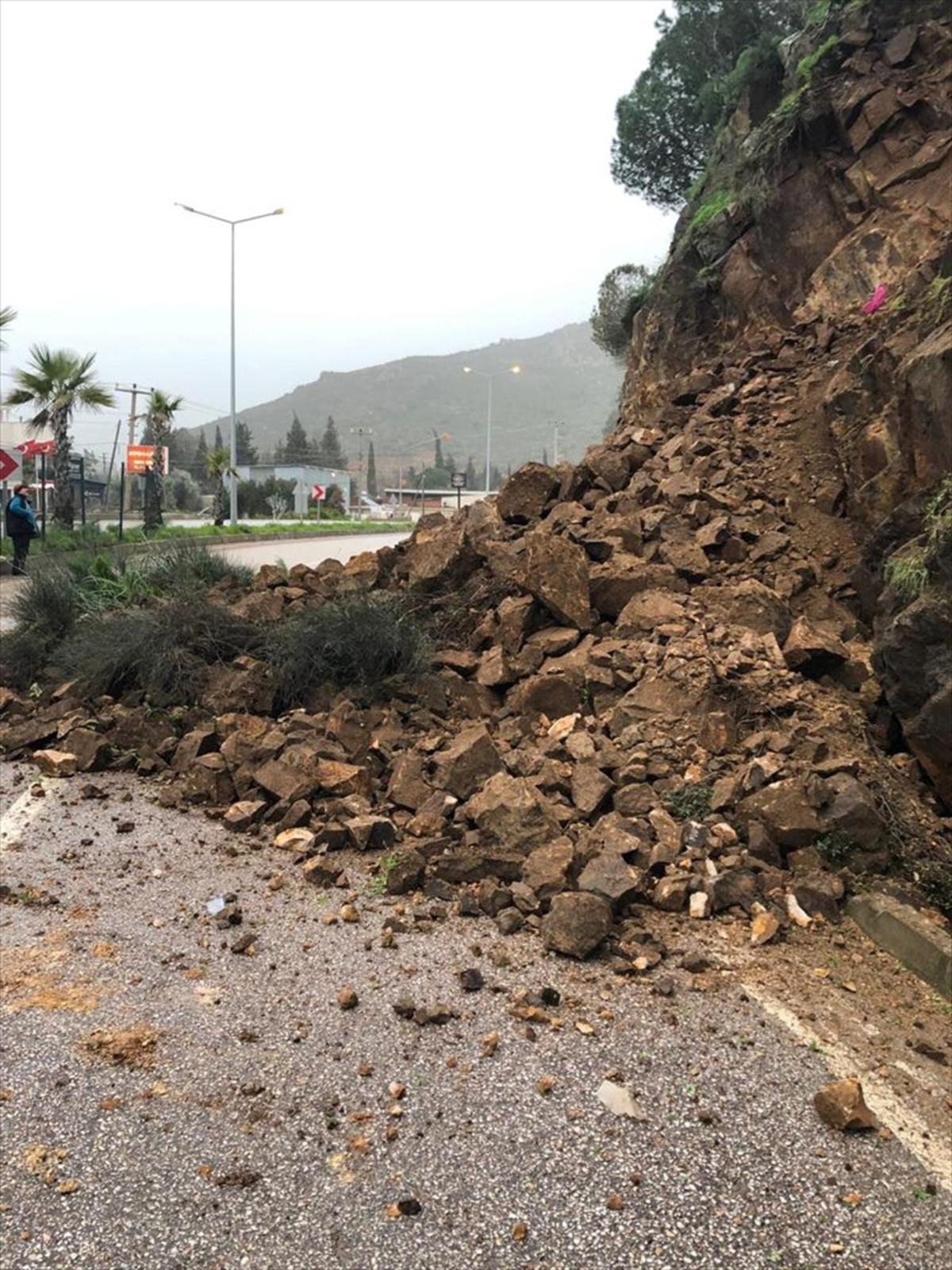 Dev kayalar karayoluna d&uuml;şt&uuml;