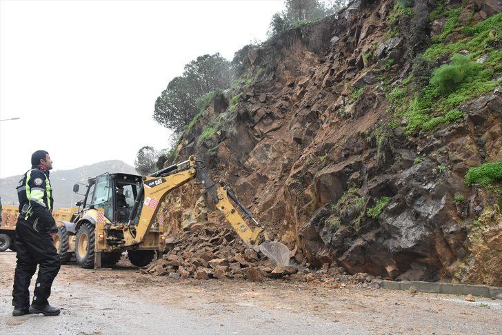 Dev kayalar karayoluna düştü G2