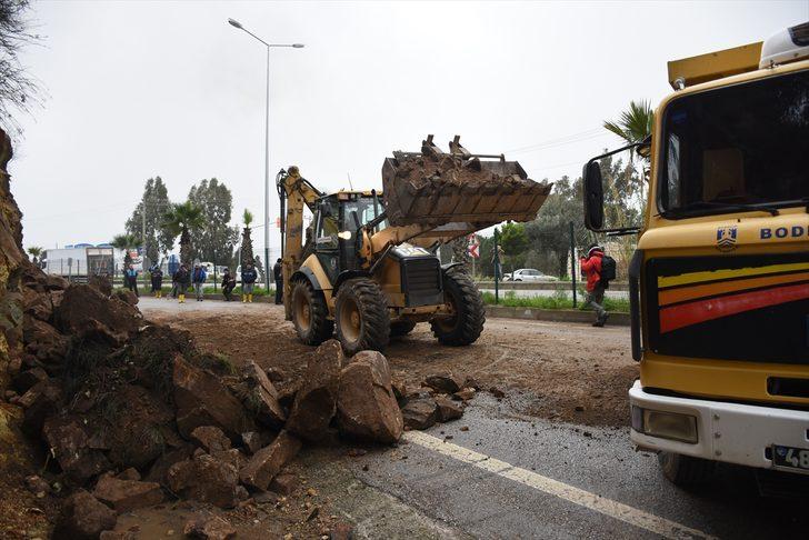 Dev kayalar karayoluna düştü G3
