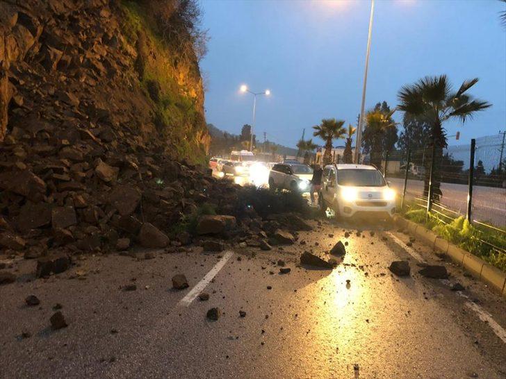 Dev kayalar karayoluna düştü G4