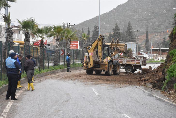 Dev kayalar karayoluna düştü G5