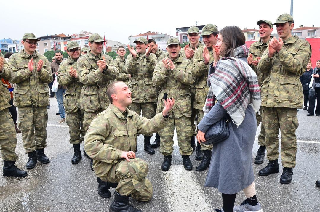 Yemin eden askerden t&ouml;rende evlilik teklifi
