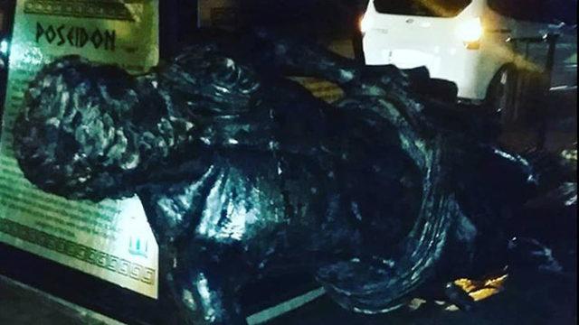 Poseidon heykeli fırtınaya direnemedi