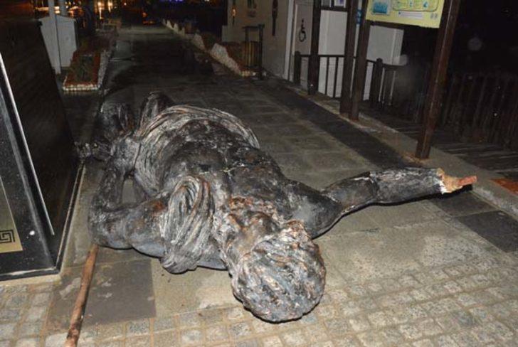 Aydın'daki Poseidon heykeli bu hale geldi!  G3