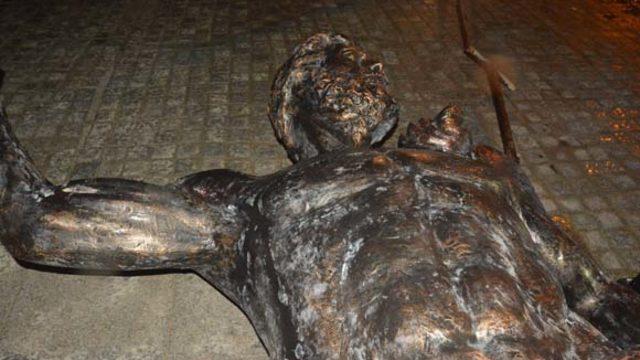 Aydın'daki Poseidon heykeli bu hale geldi! 