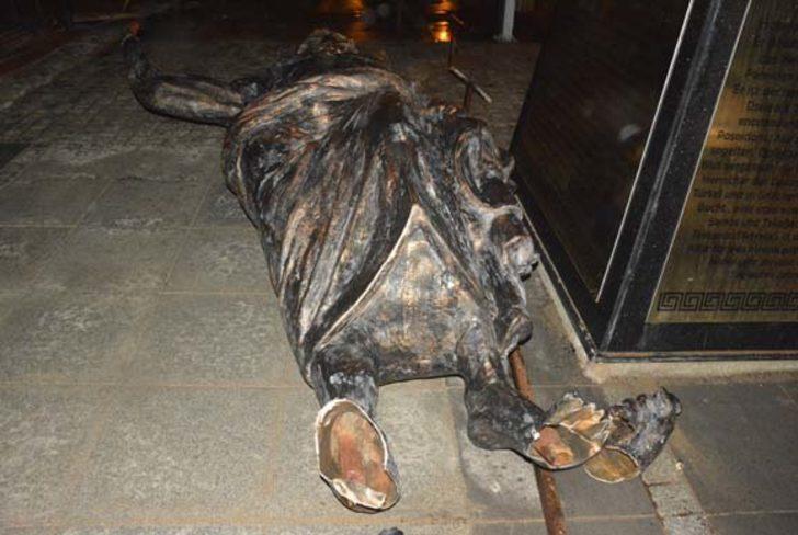 Aydın'daki Poseidon heykeli bu hale geldi!  G5