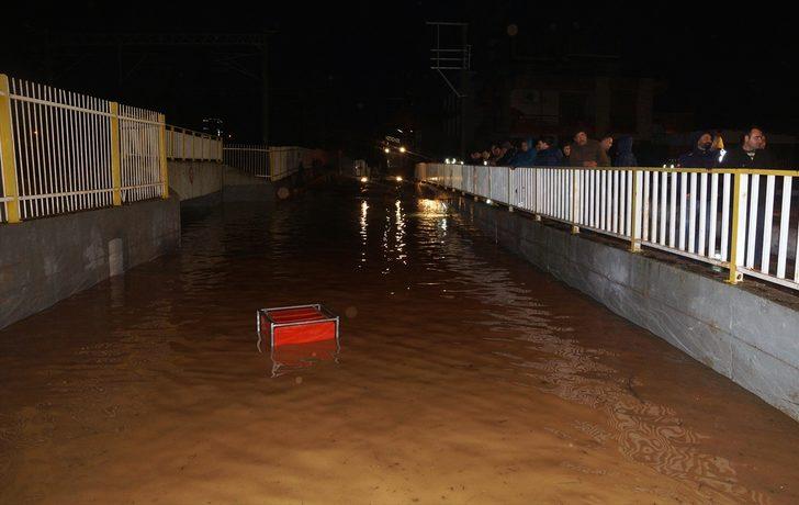 İzmir'de su dolan alt geçitten araç çıkarıldı  G1