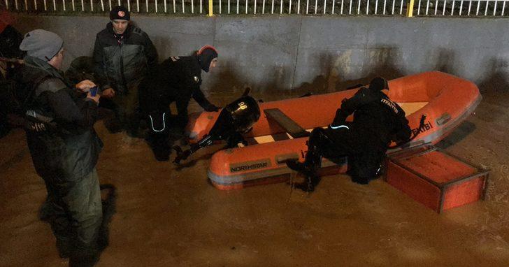 İzmir'de su dolan alt geçitten araç çıkarıldı  G2