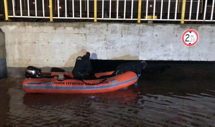 İzmir'de su dolan alt geçitten araç çıkarıldı  G3