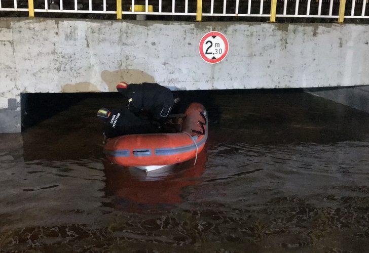 İzmir'de su dolan alt geçitten araç çıkarıldı  G4