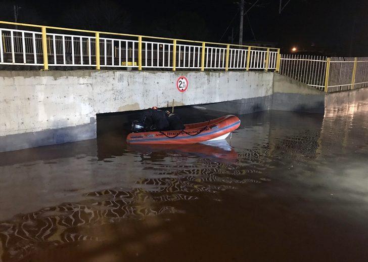 İzmir'de su dolan alt geçitten araç çıkarıldı  G5