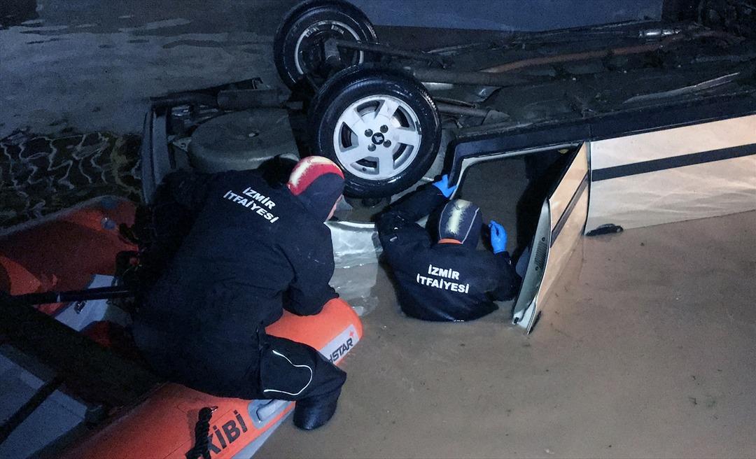 İzmir'de su dolan alt ge&ccedil;itten ara&ccedil; &ccedil;ıkarıldı 
