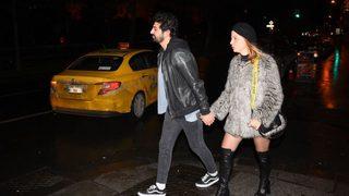 Artık kaçmıyorlar! Ünlü çift el ele