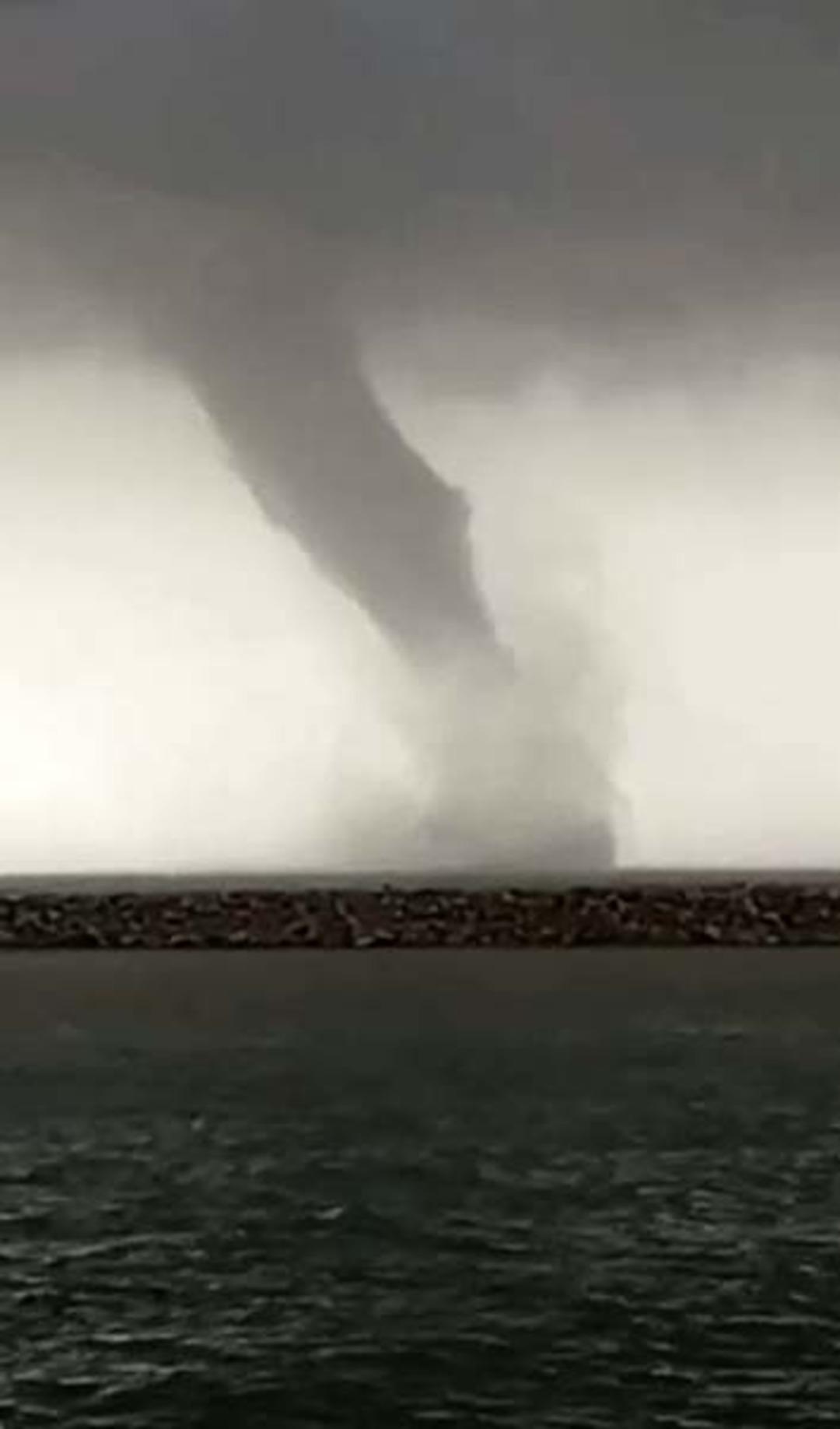 Antalya'da hortum dehşeti... Fırtına otob&uuml;s&uuml; devirdi 