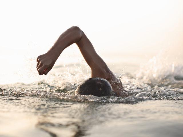 R&uuml;yada denizde y&uuml;zmek