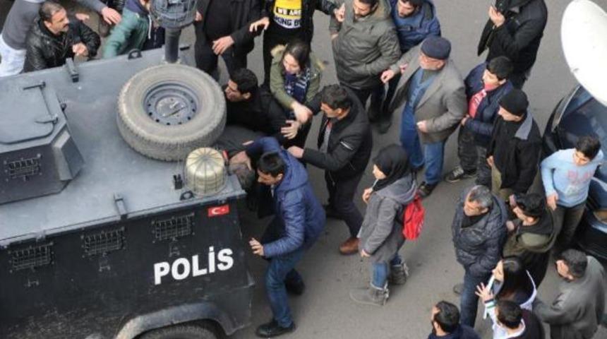 Diyarbakır'da 11 yaşındaki erkek &ccedil;ocuğunu taciz etmek istediği s&ouml;ylenince, lince uğruyordu