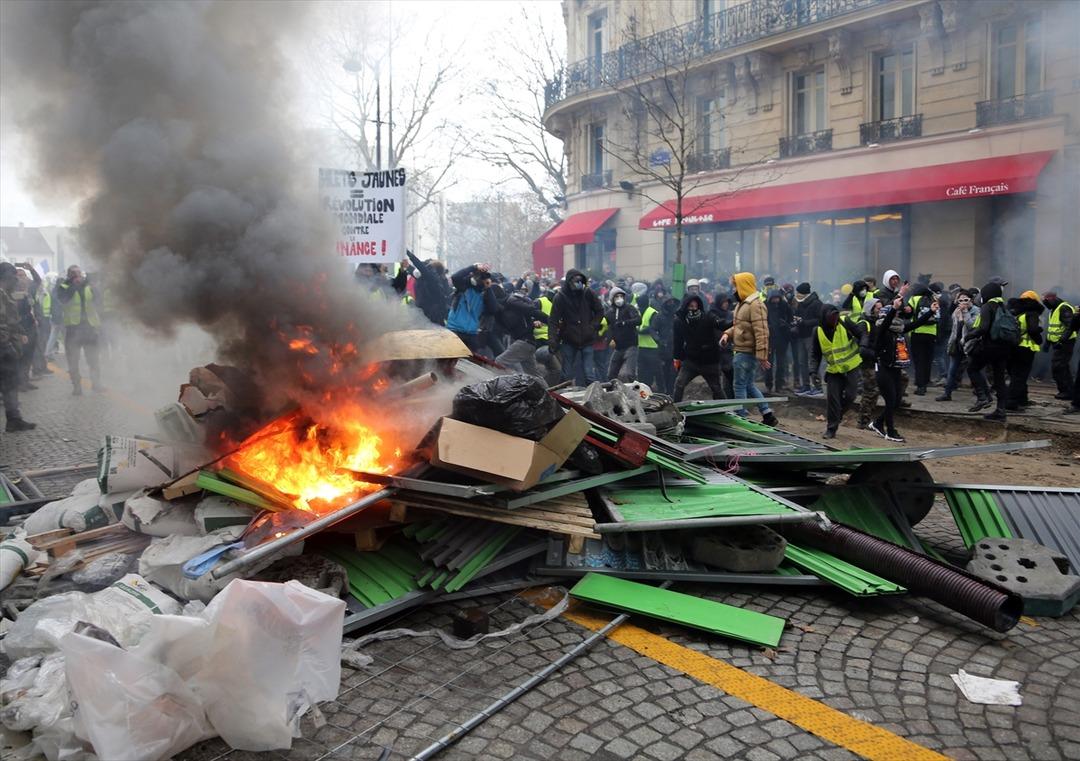 Fransa'da sarı yelekliler g&ouml;sterilerin 11'inci haftasında sokaklarda 
