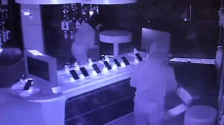 Diyarbakır'da şoke eden olay! 25 saniyede 50 bin lira değerinde telefon &ccedil;aldılar