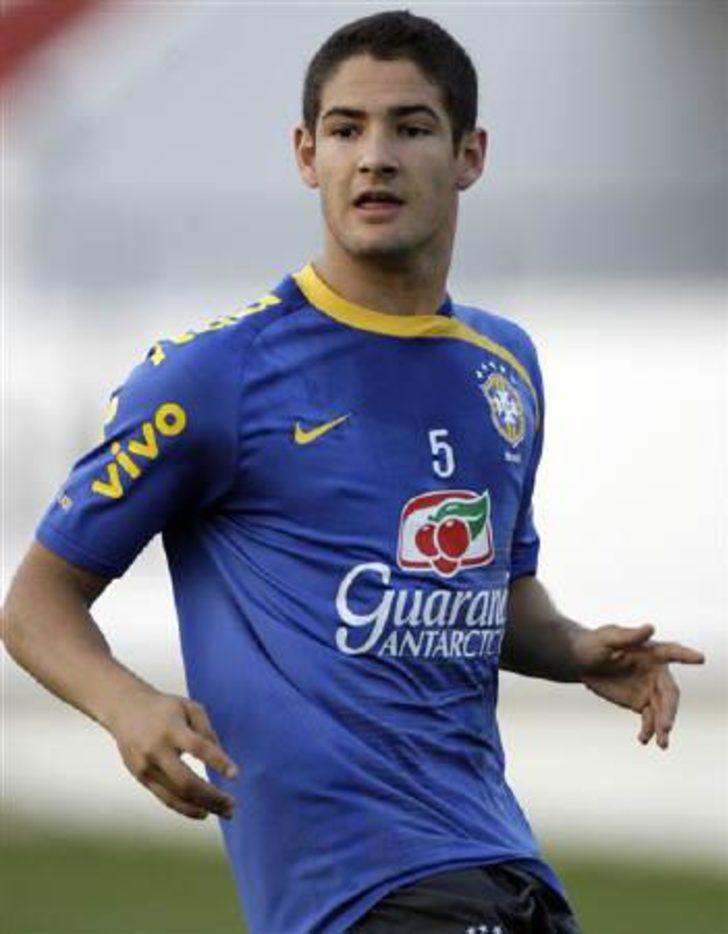 Galatasaray'a Pato transferinde Fenerbahçe engeli G4