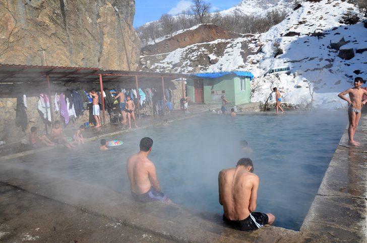 Eksi 20 derece soğukta havuzun keyfini sürdüler G1