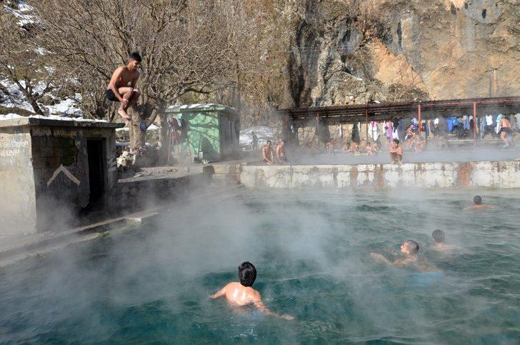 Eksi 20 derece soğukta havuzun keyfini sürdüler G2