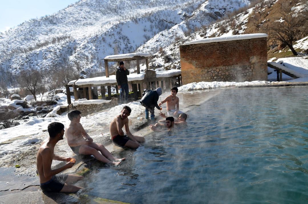 Eksi 20 derece soğukta havuzun keyfini s&uuml;rd&uuml;ler