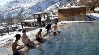 Eksi 20 derece soğukta havuzun keyfini sürdüler