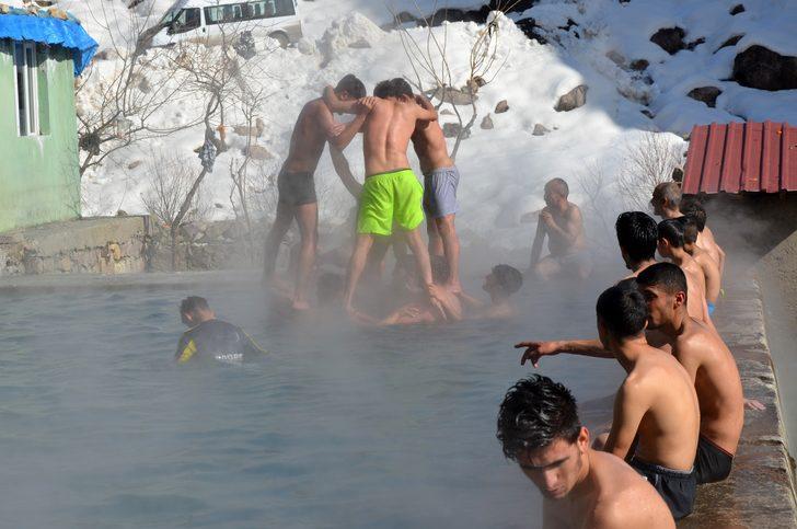 Eksi 20 derece soğukta havuzun keyfini sürdüler G4