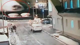 Otomobil 211 km hızla evin çatısına uçtu