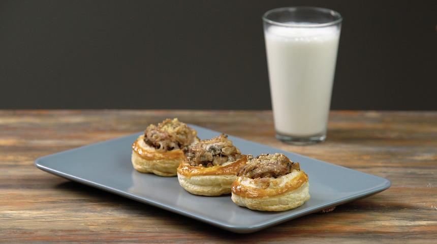 Mantarlı Karamelize Soğanlı Milföy Kaseleri