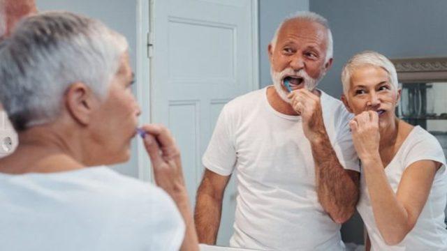 Uzmanlar, ağız ve diş sağlığının özellikle yaşlılar bakımından öncelikli kamu sağlığı sorunu olarak görülmesi gerektiğini vurguluyor.