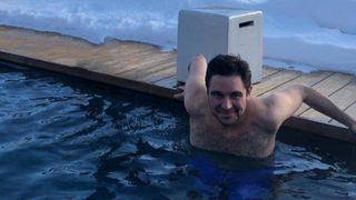 Hacı Sabancı buz gibi suya atladı 