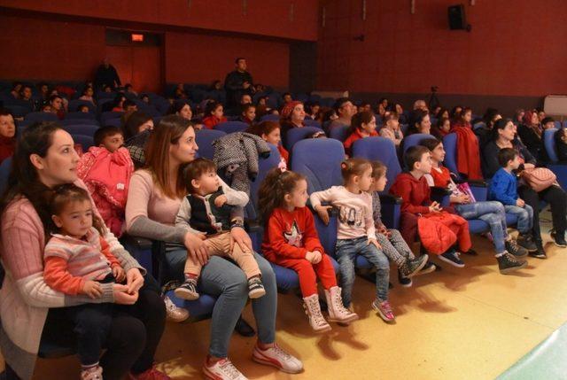 Alaşehir Belediyesi Tiyatro Okulunun ilk oyununa tam not