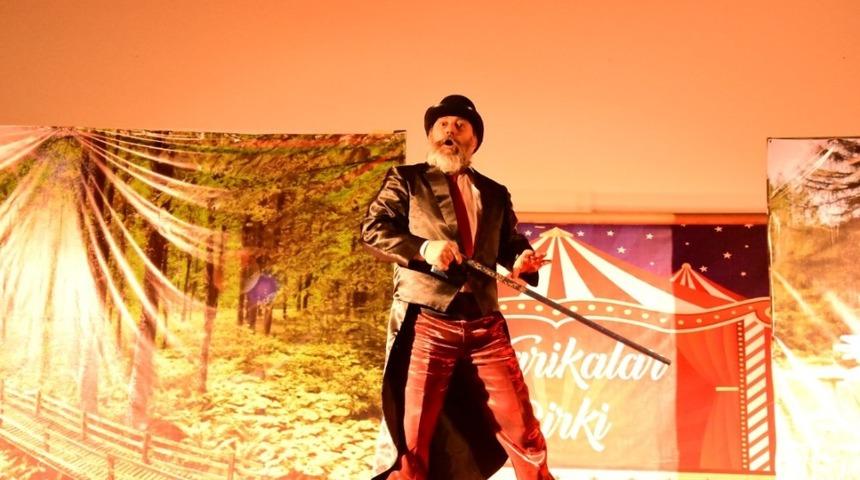 Alaşehir Belediyesi Tiyatro Okulunun ilk oyununa tam not