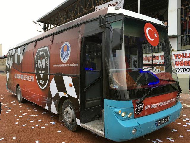 Kocamaz, Mut İdmanyurdu’na otobüs hediye etti