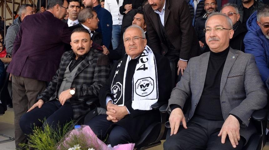 Kocamaz, Mut İdmanyurdu&rsquo;na otob&uuml;s hediye etti