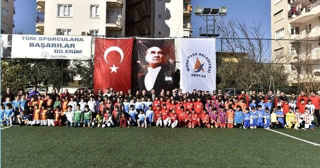 Başkan Uysal minik futbolcularla bir araya geldi