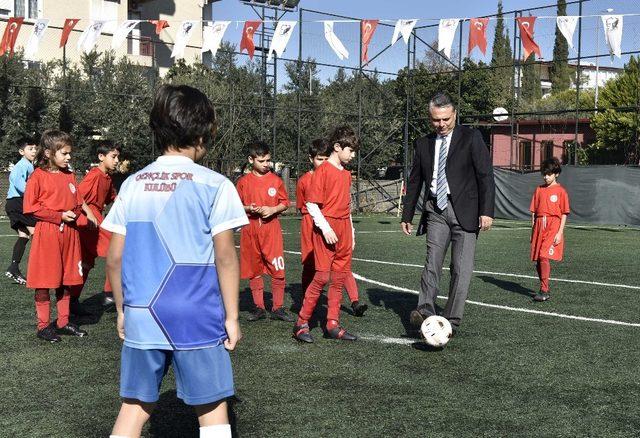 Başkan Uysal minik futbolcularla bir araya geldi