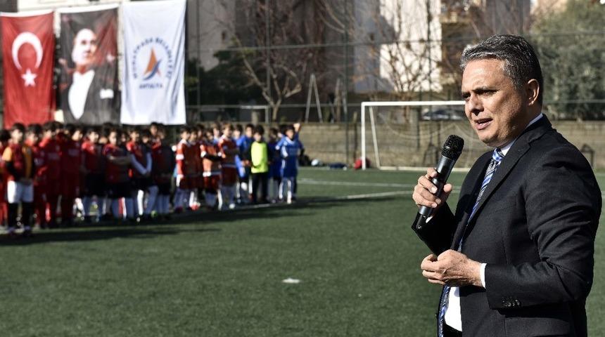 Başkan Uysal minik futbolcularla bir araya geldi