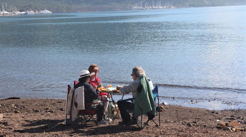 Kış ortasında sahilde kahvaltı keyfi yaptılar