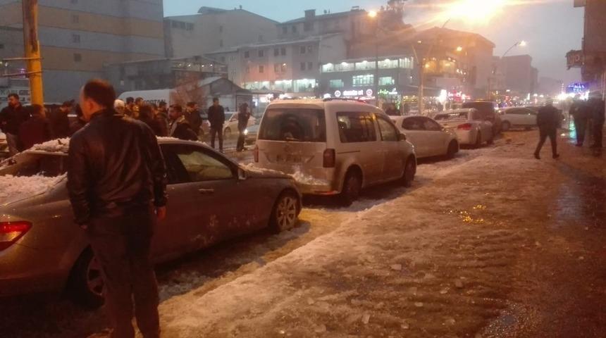 &Ccedil;atıdan d&uuml;şen kar, ara&ccedil;larda hasar oluşturdu