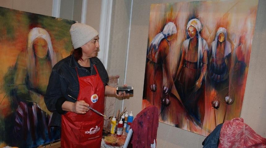 Ressam Aslı &Ccedil;akar &Ouml;zen peştamalı imza olarak kullanıyor