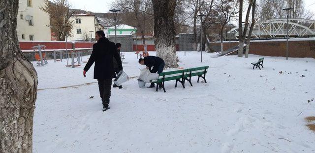 Kars’ta parklara yem bırakıldı