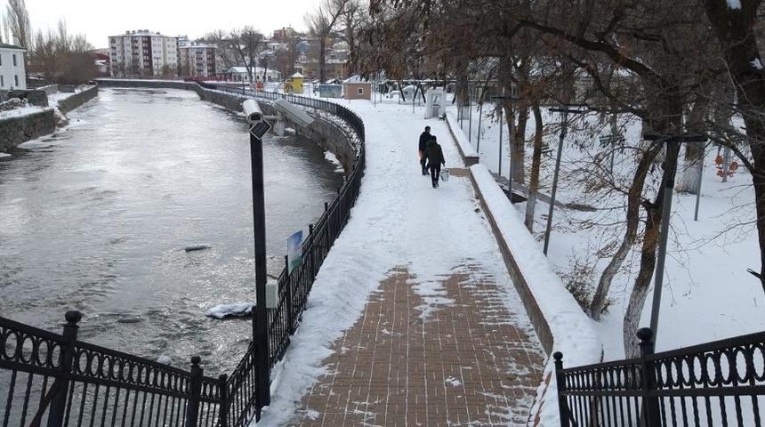 Kars&rsquo;ta parklara yem bırakıldı