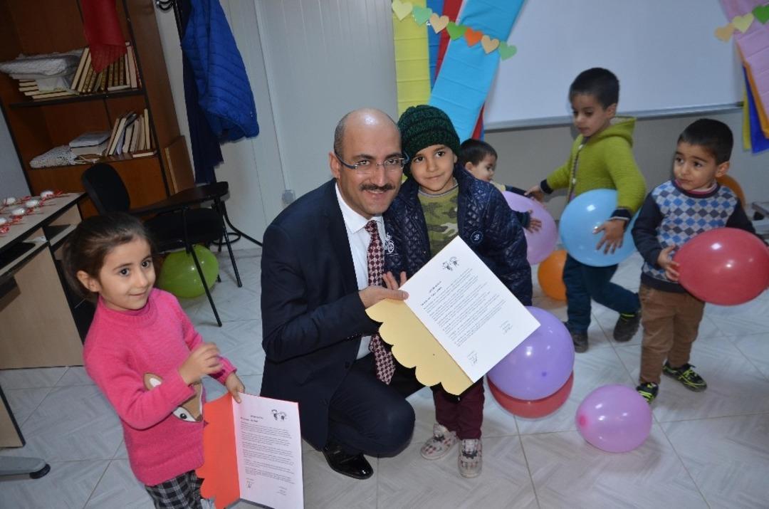 Minik &ouml;ğrencilerin karne heyecanı