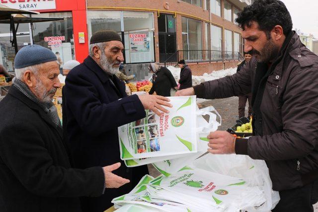Bingöl’de, vatandaşlara ücretsiz bez torba dağıtıldı