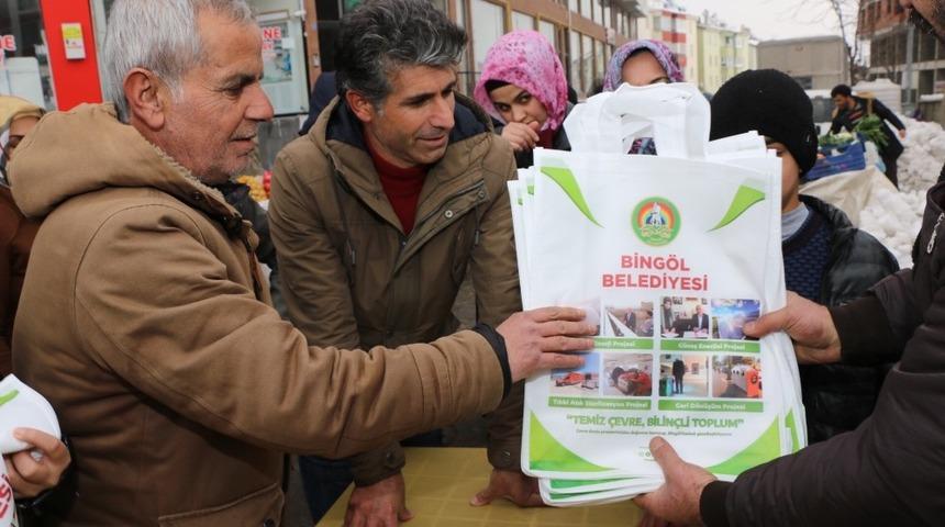 Bing&ouml;l&rsquo;de, vatandaşlara &uuml;cretsiz bez torba dağıtıldı